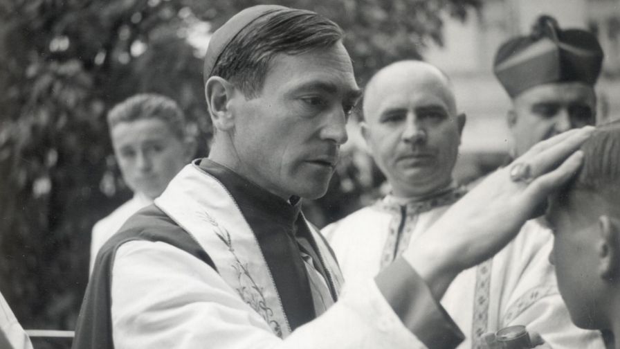 Márton Áron áldást oszt 1940-ben l Fotó: Wikipédia