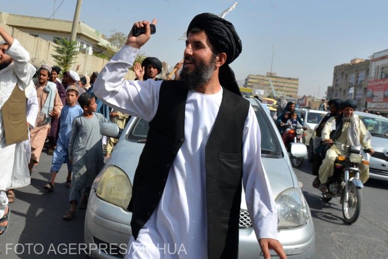 Kandahárban ünneplő tálibok | Fotó: Agerpres/Xinhua