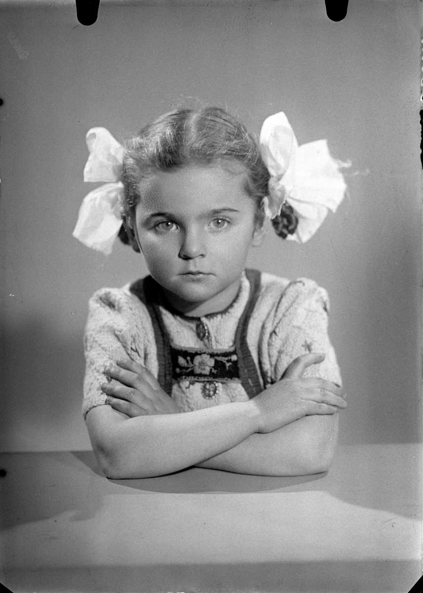 Grünwald Vera 4 évesen, 1940-ben. 8 évesen ölték meg Auschwitzban, 14 éves nővérével, Anett Noémivel, anyjával, Hajnallal (szül. Rozenfeld) és apjával, Árminnal együtt. (Sárdi Fotó/Arhiva de Fotografie)