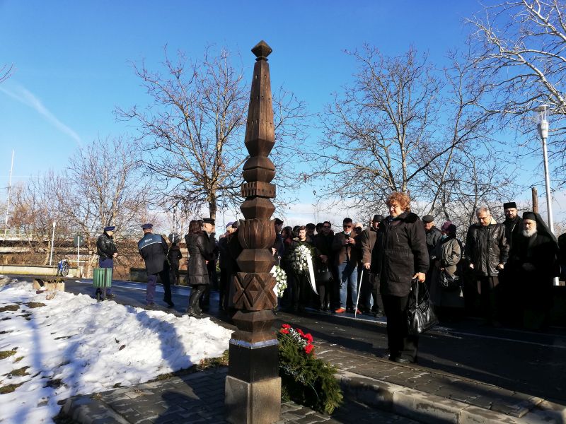 A szerencsétlenség helyszínéhez közel, az aradi Várhíd lábánál kopjafát állítottak Tóth Sándor emlékére, ahol minden év december 23-án megemlékezést tartanak, többek közt az özvegy, Tóth Márta részvételével