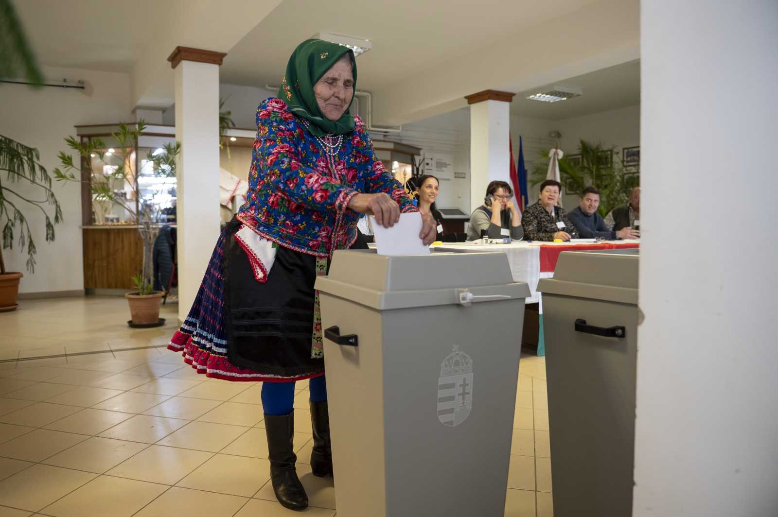 Népviseletbe öltözött nő szavaz a magyarországi, Nógrád megyei Bujákon az országgyűlési választáson és gyermekvédelmi népszavazáson | Fotó: MTI/Komka Péter