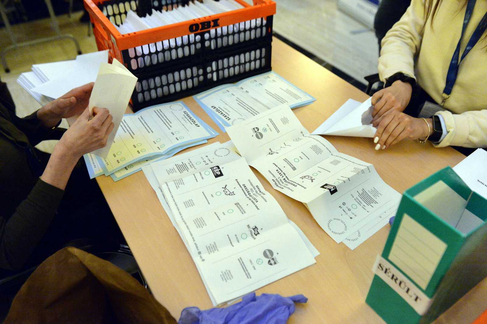 Szavazatszámlálás közben | Fotó: MTI
