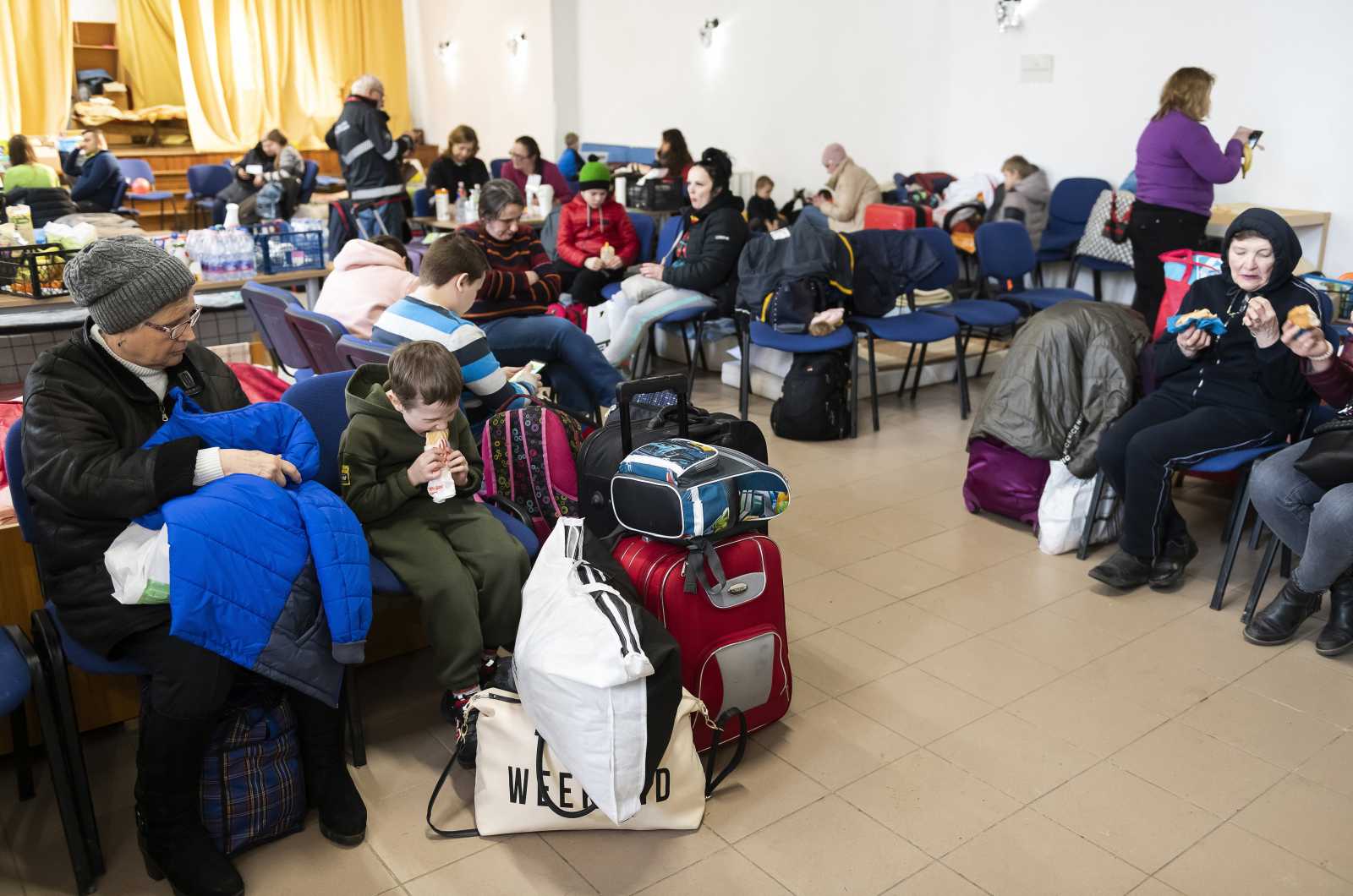 Menekültek a beregsurányi polgármesteri hivatalban kialakított segítségponton | Fotó: MTI