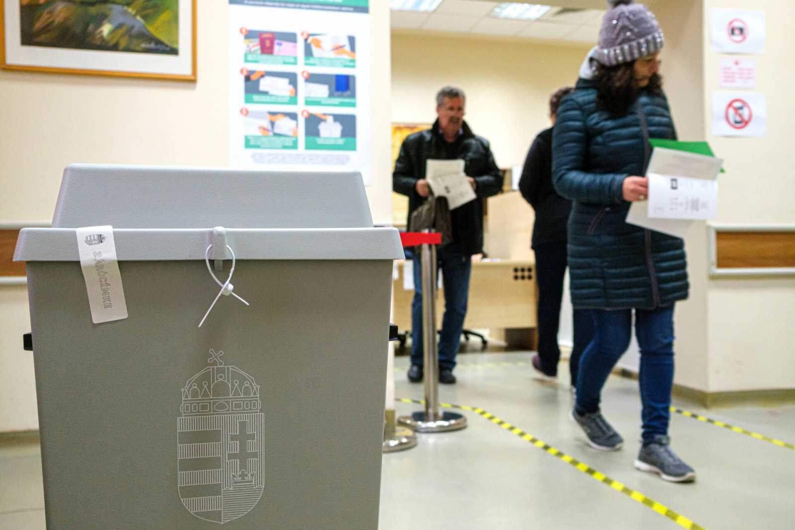 Szavazás Magyarország Csíkszeredai Főkonzulátusán | Fotó: MTI