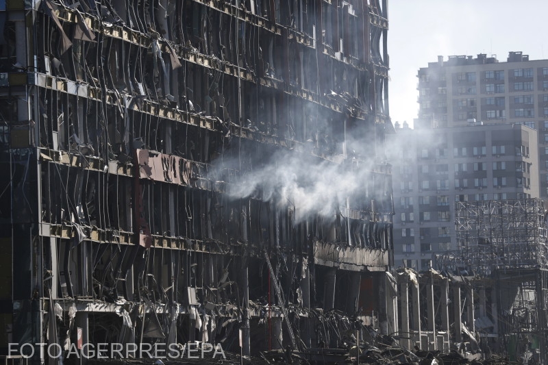Egy márciusban lebombázott kijevi bevásárlóközpont | Fotó: Agerpres/EPA