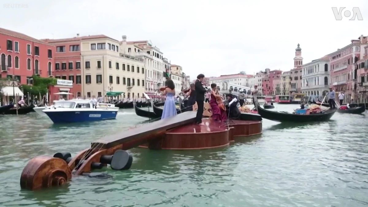Ősszel hegedű alakú csónakkal emlékeztek Velencében a koronavírus áldozataira | fotó: képernyőmentés