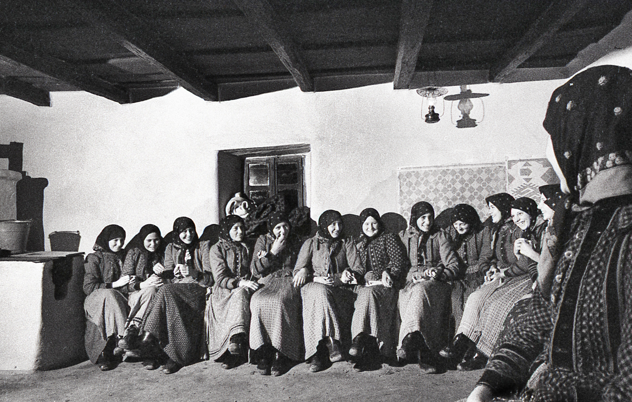 Lányok a táncházban | fotó: Korniss Péter, 1967