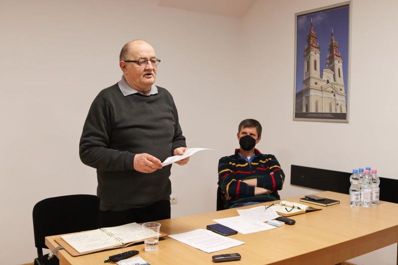 Bölöni György (állva) egy korábbi, a népszámlálásról szóló tájékoztatón | Fotó: Arad megyei RMDSZ Facebook-oldala