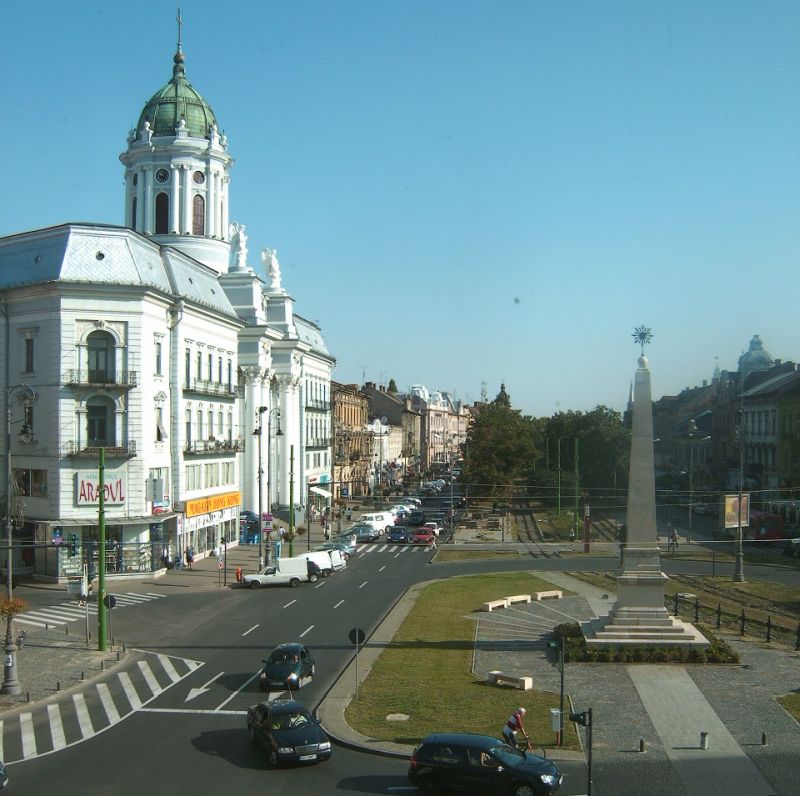 Aradi belvárosi kép a minorita templommal és a Szentháromság-szoborral | A szerző felvétele