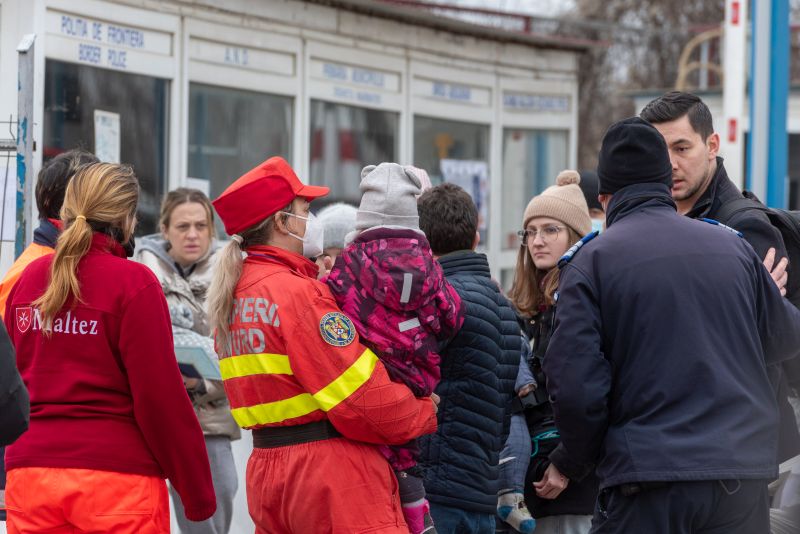 Önkéntesek, orvosok és határőrök nyújtanak segítséget az érkezőknek | Kiss Gábor felvétele a máramarosszigeti határátkelőnél készült