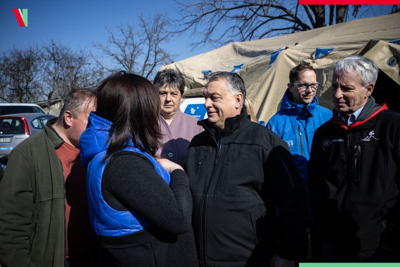 Orbán Viktor (középen) a magyar–ukrán határon felállított ideiglenes menekültközpontban | Fotó: a miniszterelnök Facebook-oldala