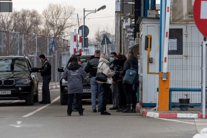 Ukrajnából érkezők a máramarosszigeti határátkelőnél | Fotó: Kiss Gábor