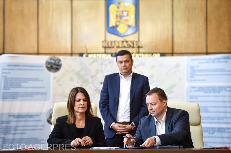 Sorin Grindeanu (középen) közlekedési miniszter és kormányfőhelyettes jelenlétében írták alá a szerződést | Fotó: Agerpres