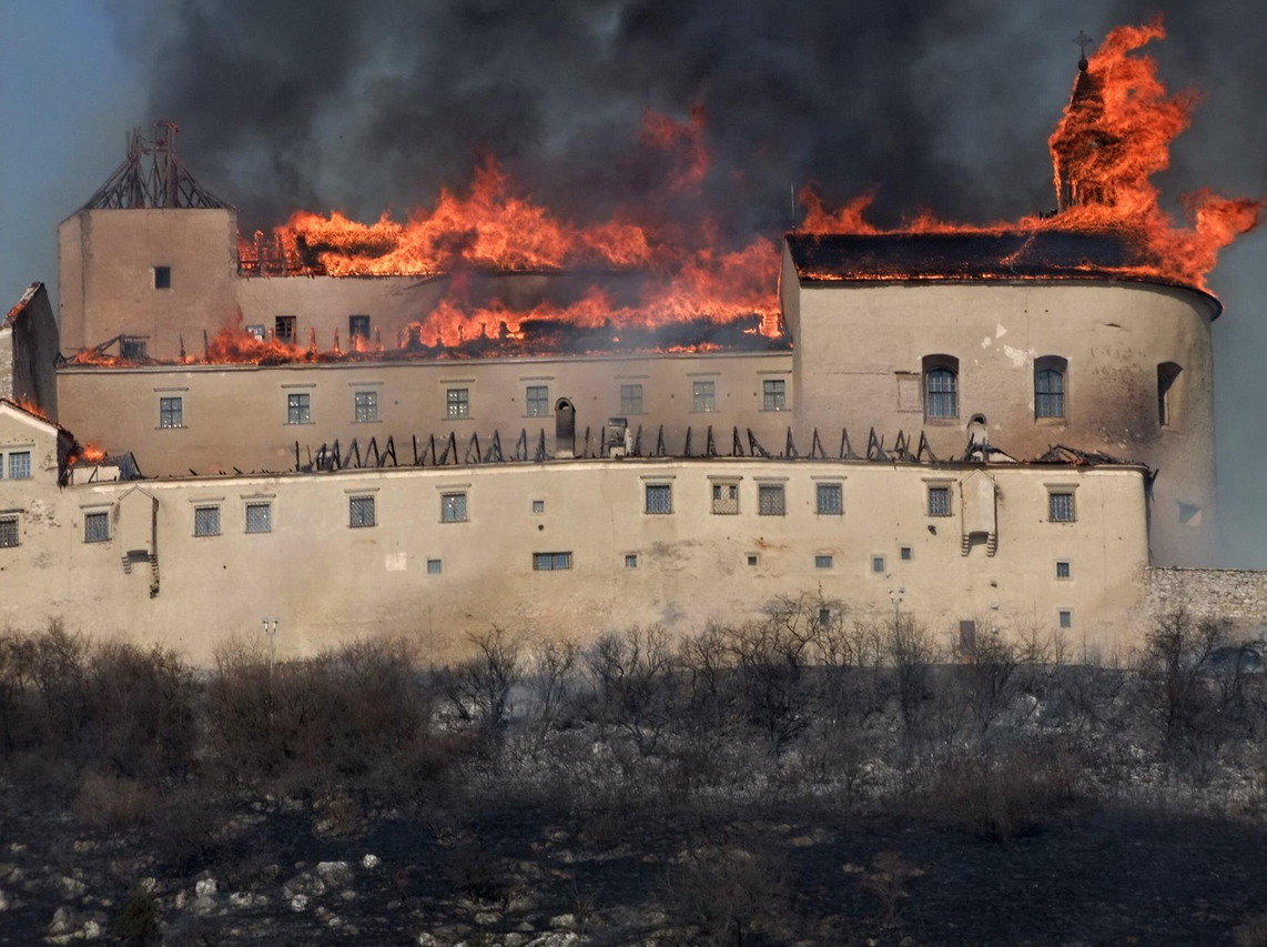 A krasznahorkai vár lángokban 2012. március 10-én l Fotó: meszarosmartonblogja.hu
