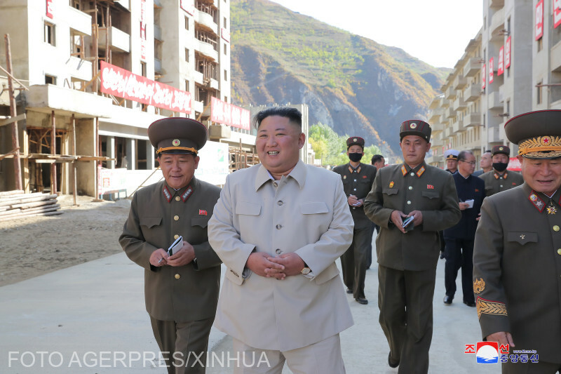Kim Dzsong Un észak-koreai vezető és emberei | fotó: Agerpres/Xinhua