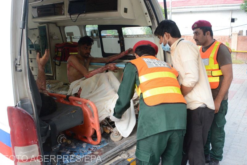 Az egyik túlélőt látják el a mentősök | Fotó: Agerpres/EPA
