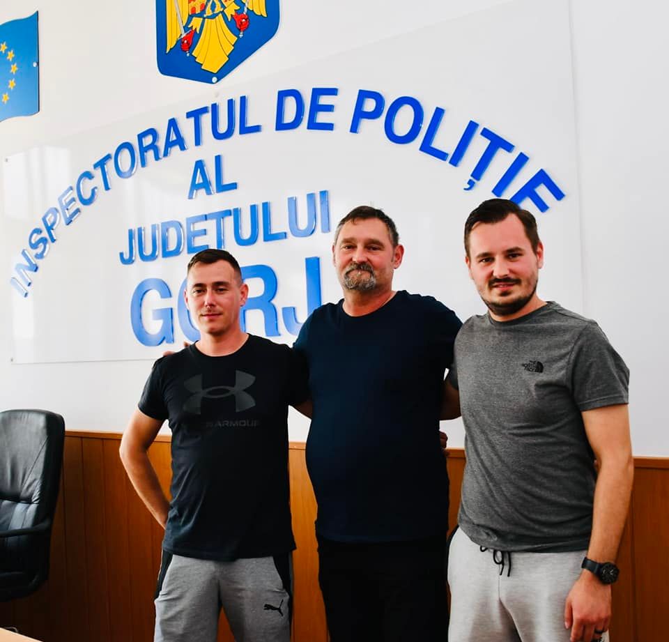 30 év után: a két testvér édesapjukkal | Fotók: a román rendőrség Facebook-oldala