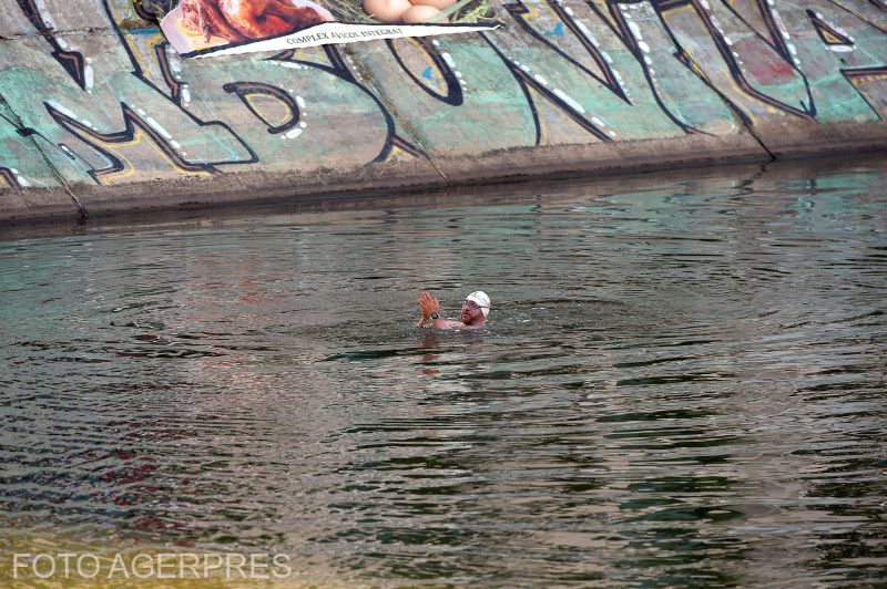 Avram Iancu idén júniusban Bukarestben, a Dâmbovița folyóban úszott 12 órát megállás nélkül | Fotó: Agerpres