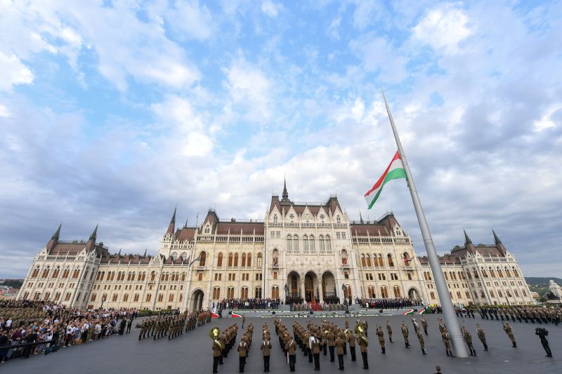 Zászlófelvonás az Országház előtt | Fotó: MTI/Illyés Tibor