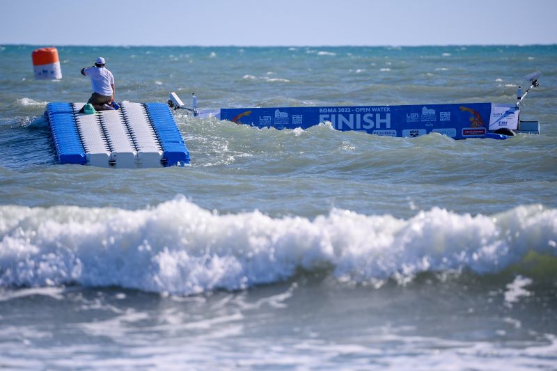 A nagy hullámok miatt lefújták a versenyt | Fotó: MTI