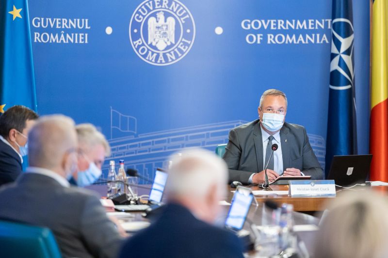 A szerdai kormányülésen már egészségügyi maszkot viseltek a kabinet tagjai a koronavírus terjedése miatt | Fotó: gov.ro