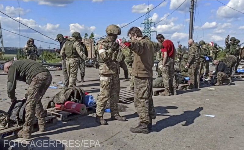 Ukrán katonák lefegyverzése Mariupolban, az Azovsztal elfoglalása után | Fotó: Agerpres/EPA
