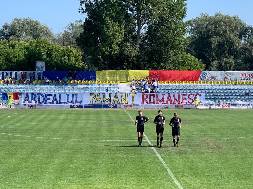 „Erdély román föld" – üzenték a dési szurkolók. De mi köze ennek a focihoz?| Fotó: FK Csíkszereda