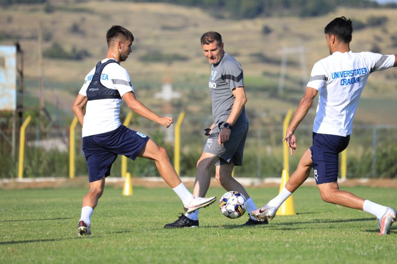 Bálint egy edzésen a craiovai játékosok között – kicselezték | Fotó: az Universitatea Facebook-oldala