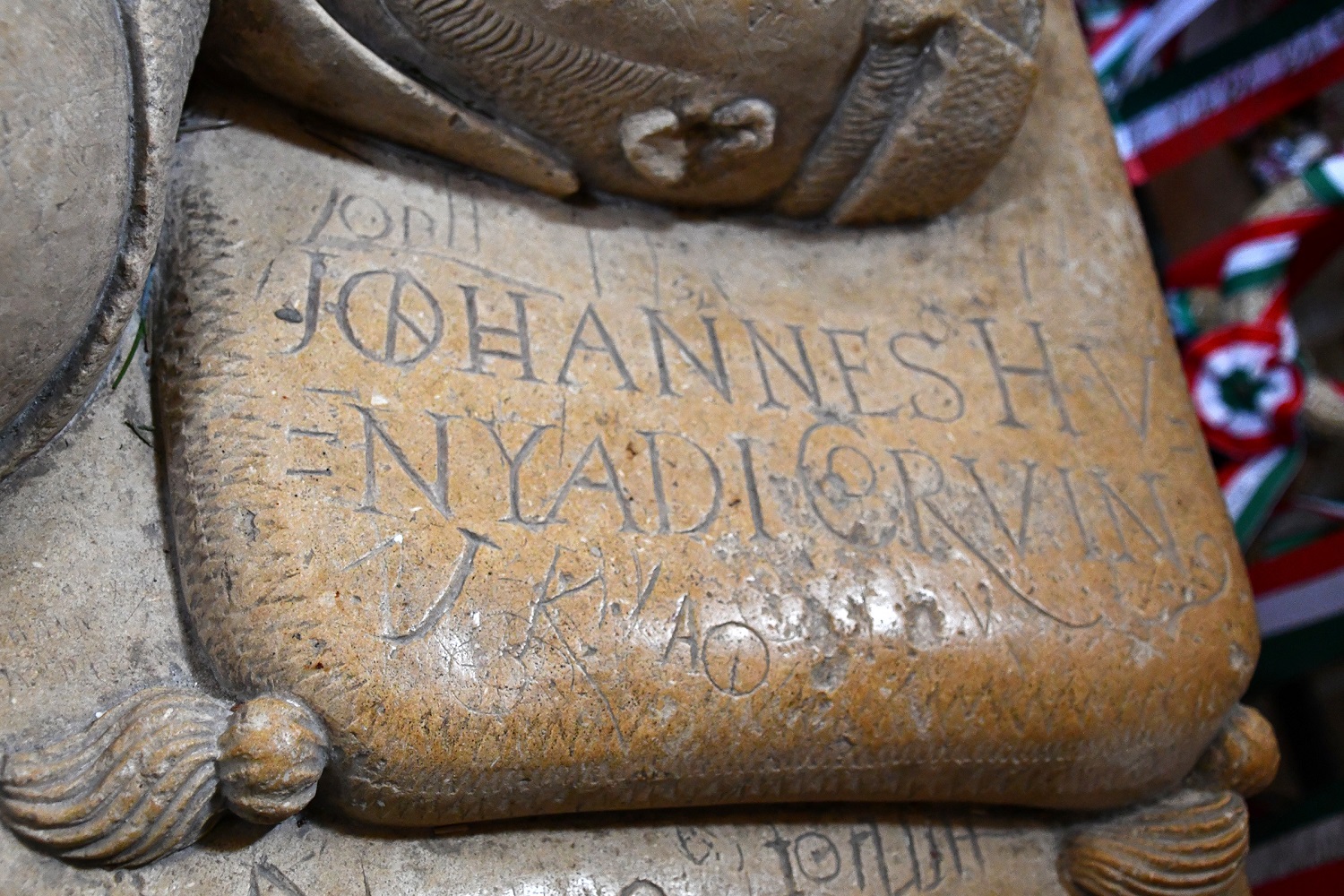 Hunyadi János síremlékének felirata a gyulafehérvári székesegyházban l Fotó: Válasz Online/Wikimedia Commons/Terbócs Attila