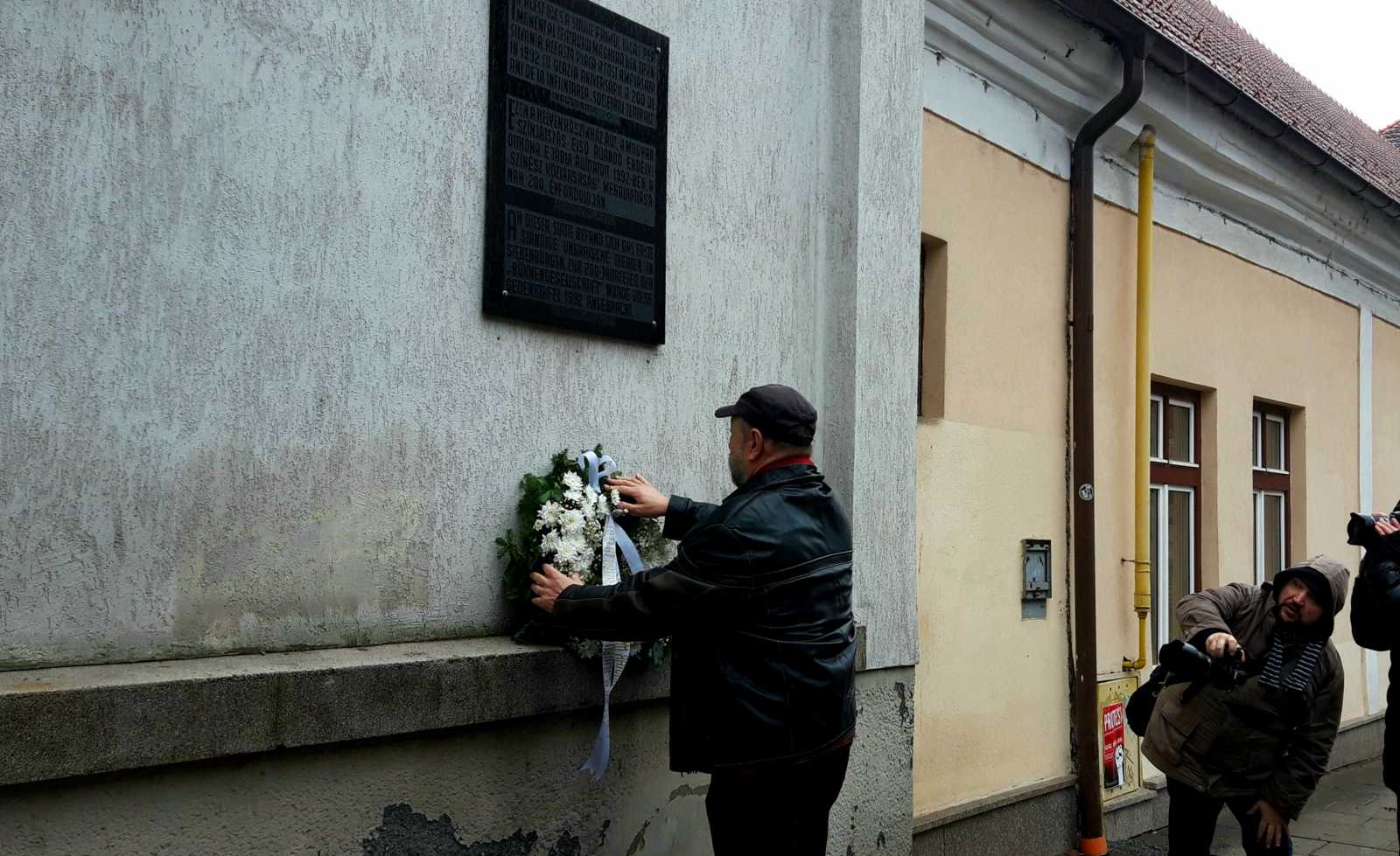 Tompa Gábor igazgató elhelyezi az egykori Farkas utcai színház emléktáblájánál a koszorút a színháztörténeti séta alkalmával  | A szerző felvételei