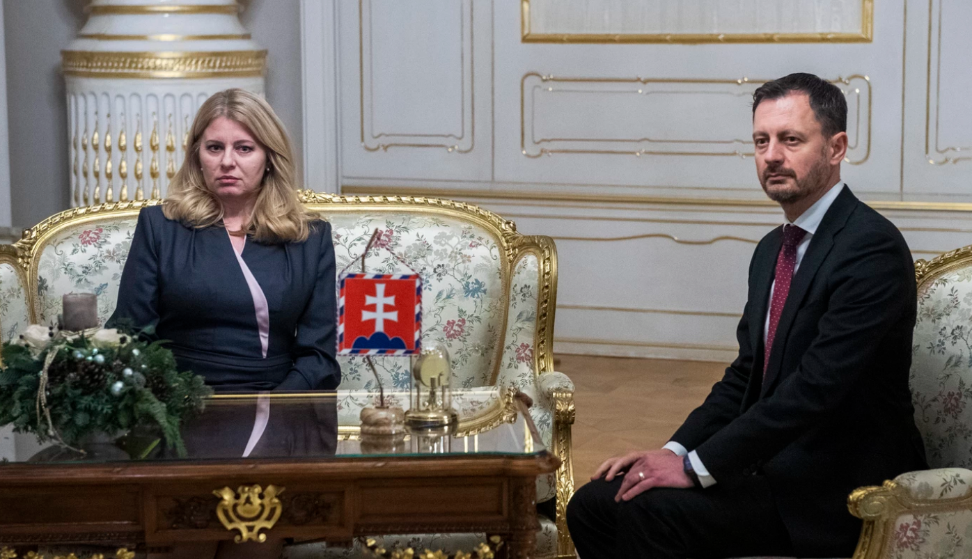 Čaputová államfő fogadja a kormánya lemondását előterjesztő Heger miniszterelnököt 2022. október 15-én l Fotó: Új Szó/TASR