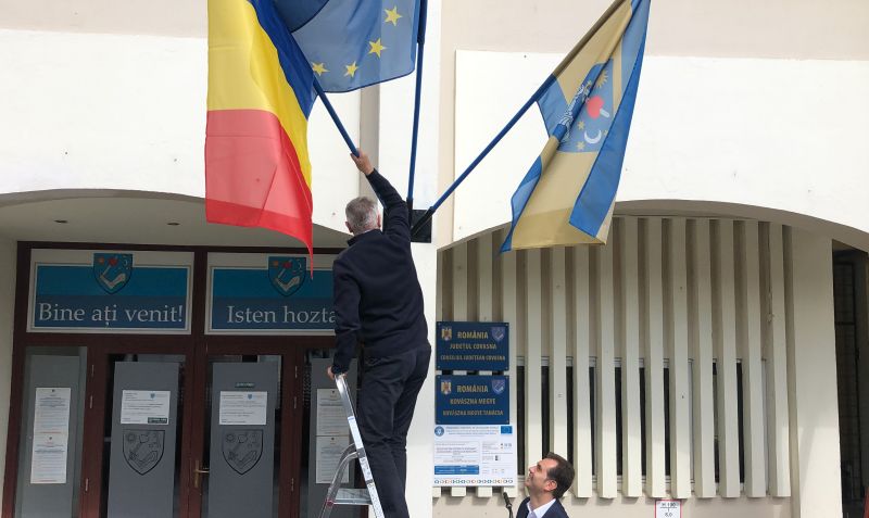 Tamás Sándor megyei tanácselnök tavaly szeptember 30-án tűzte ki a román és az európai uniós lobogó mellé Kovászna megye zászlaját | Fotó: Kovács Zsolt