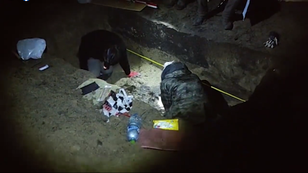 Éjszaka is dolgoztak a régészek a sír feltárásán | Fotó: Facebook/CNAIR