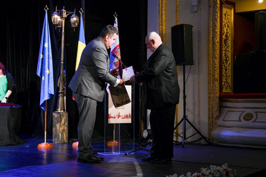 Pataki Csaba tanácselnök (balról) emléklapokat adott át | A szerző felvételei