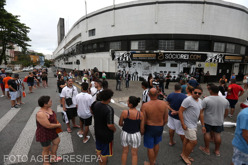 A Santos FC stadionjánál a halálhír bejelentése után elkezdtek gyülekezni az emberek | Fotó: Agerpres/EPA