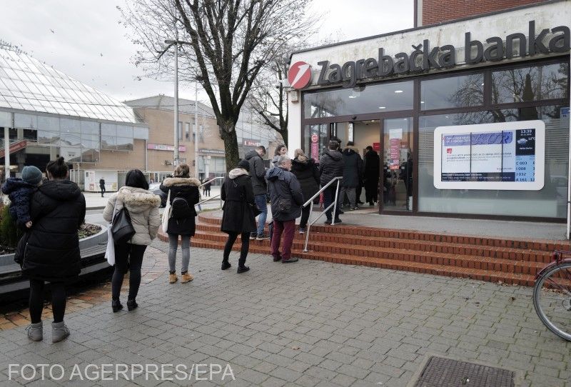 Pénzváltásra váró zágrábiak december 30-án | Fotó: Agerpres/EPA
