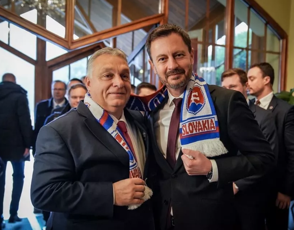 „Észrevettem, hogy Orbán Viktor régi sálat visel, ezért ma egy újat ajándékoztam neki” – Heger szlovák kormányfő így kommentálta azt a Facebook-fotóját, amit Orbán Viktor is megosztott saját oldalán „Magyar-szlovák két jó barát! Indul a V4-csúcs Kassán” felirattal l Fotó: Heger Facebook oldala