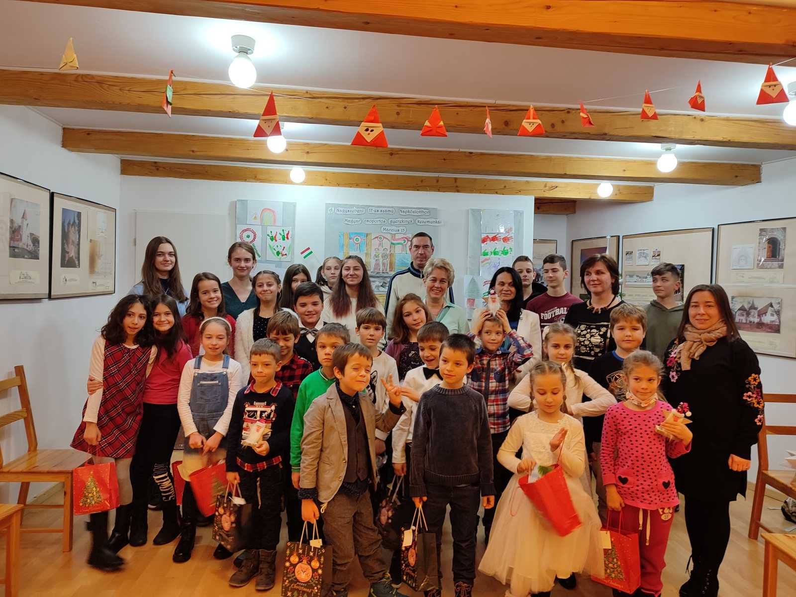Karácsonyváró 2021-ben a magyar tagozatos tanítónőkkel és osztályfőnökökkel az elemisták délutáni oktatásának helyszínéül szolgáló nagyszebeni RMDSZ-irodában | Fotó: Magyar Közoktatás