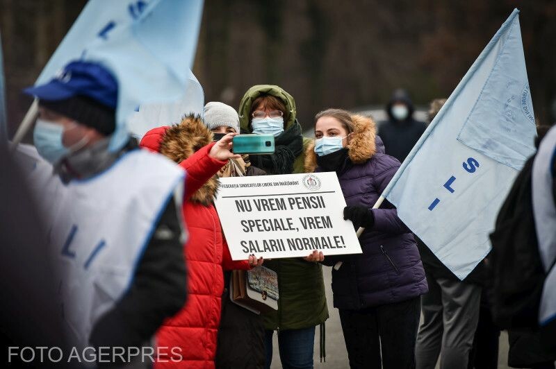 Korábban tüntettek a pedagógusok, hogy a kormány a megígért mértékben növelje a fizetésüket | Fotó: Agerpres