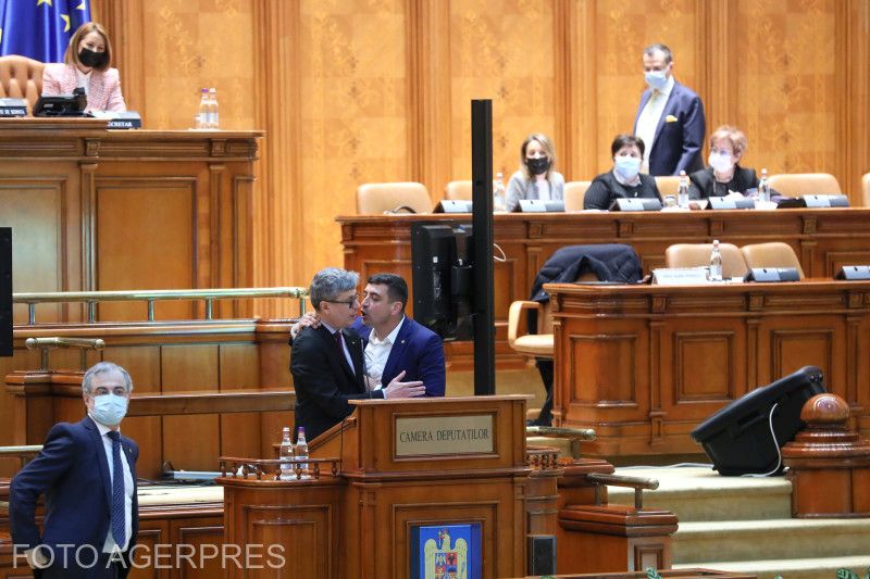 Popescu és Simion „különszáma” a parlamentben | Fotó: Agerpres
