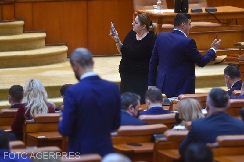A botrányhős és provokátor Diana Șosoacă független szenátor és George Simion képviselő a legtöbbet „élőző” törvényhozók | Fotó: Agerpres