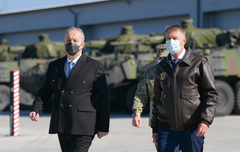Vasile Dîncu védelmi miniszter és Klaus Iohannis államfő | Fotó: presidency.ro