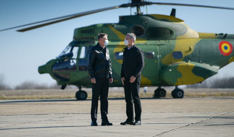 Klaus Iohannis és Jens Stoltenberg a légitámaszponton | Fotó: presidency.ro