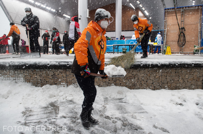 Takarítják a havat vasárnap reggel a pekingi olimpiai játékok egyik helyszínén | Fotó: Agerpres