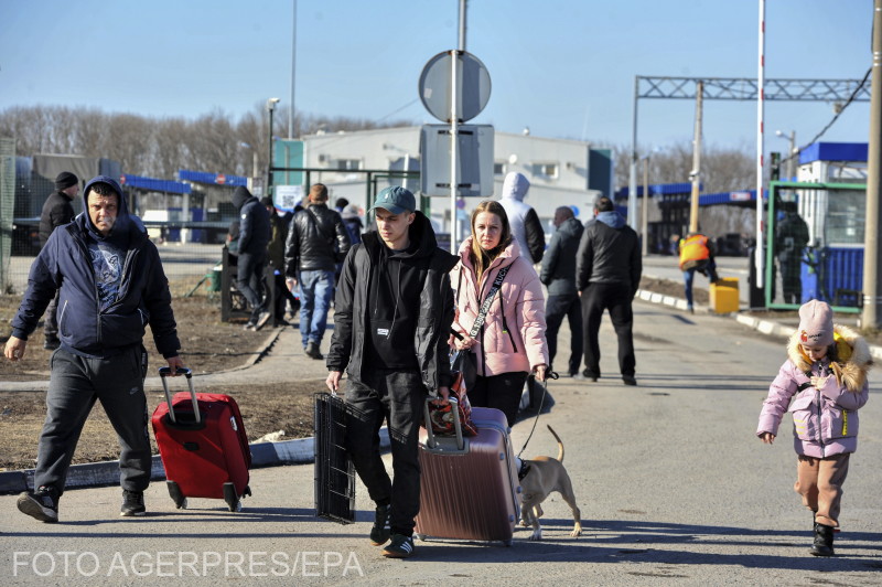 A Donyecki Népköztársaság lakói átkelnek az ukrán-orosz határon Rosztov megyébe | Fotó: Agerpres/EPA