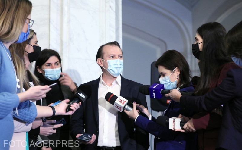 Florin Cîţu nyilatkozik a sajtónak | Fotó: Agerpres