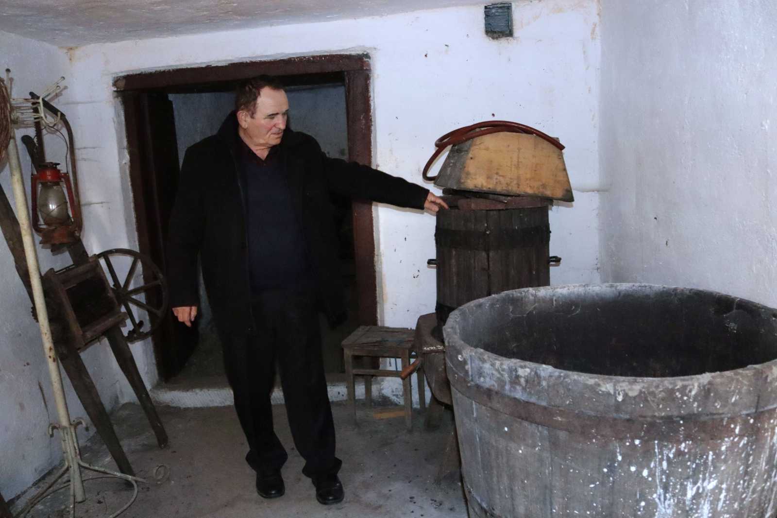 Bréda Lajos polgármester az egyik borospincében | Fotók: Kulcsár Mária
