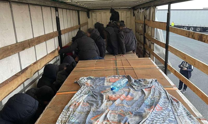 A migránsokat kamionokban csempészték át | Illusztráció: politiadefrontiera.ro