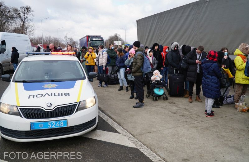 Belépésre várakozók a Tereblecea–Siret határátkelő ukrán oldalán | Fotó: Agerpres