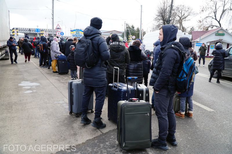 Ukrajnai menekültek a Tereblecea–Siret határátkelőhelyen | Fotó: Agerpres